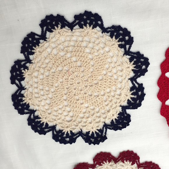 Vintage Doilies. Set of 4. Christmas holiday themed. Hand crafted. Varied sizes - Picture 4 of 11